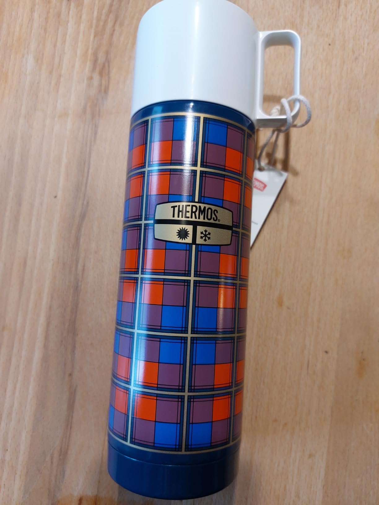 Gute Flasche, kleiner Becher
